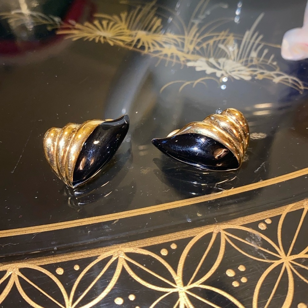 VINTAGE MONET BLACK AND GOLD SWIRL EARRINGS